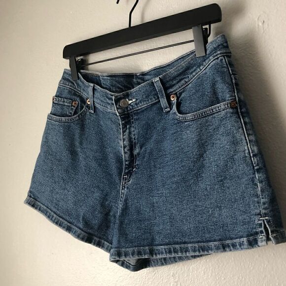 Vintage Levi’s medium wash blue denim shorts junior size 13/30 - Picture 3 of 10